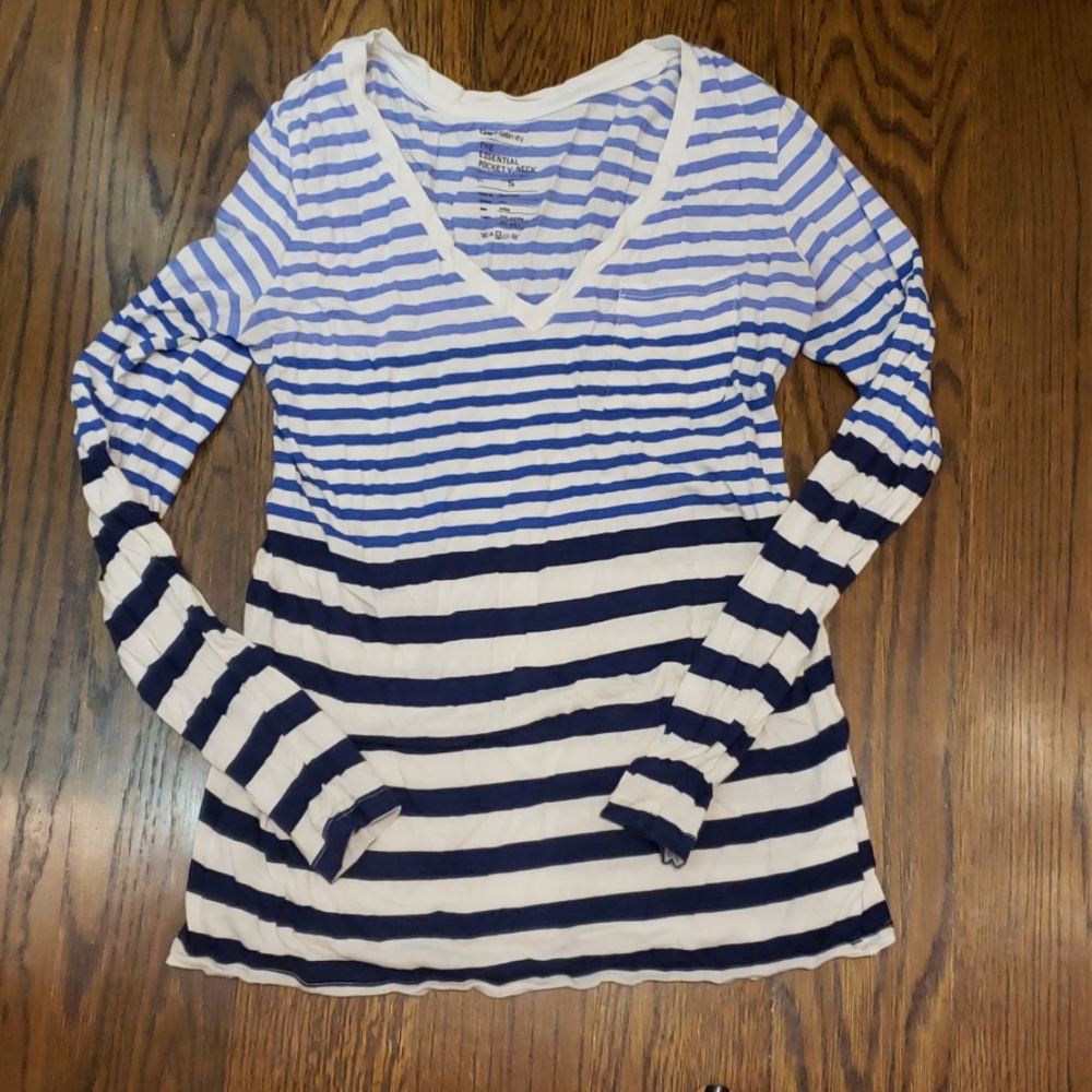 Gap Maternity vneck pocket long sleeve t
